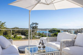 Cloud Nine, 18 Wynne Cres - heated pool, waterviews, linen